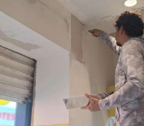 Soldador reparando una tubería en una excavación