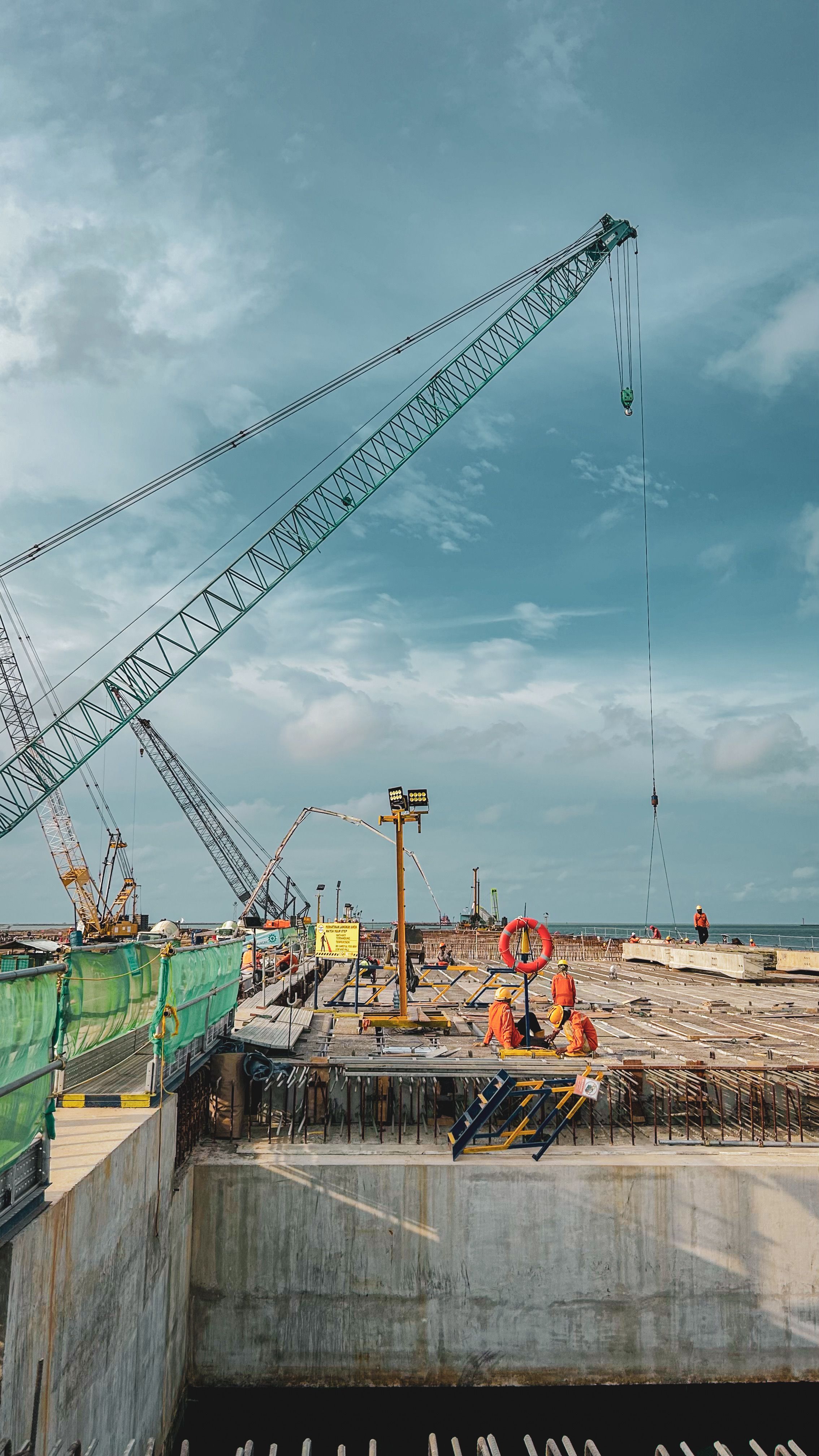 Equipo de SEIGOL supervisando una obra de construcción